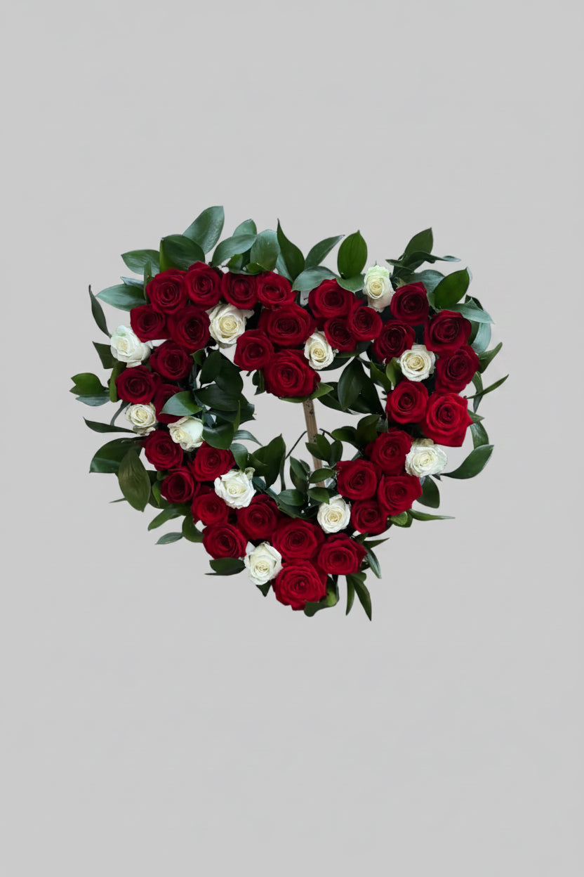 Inimă funerară cu trandafiri albi și roșii