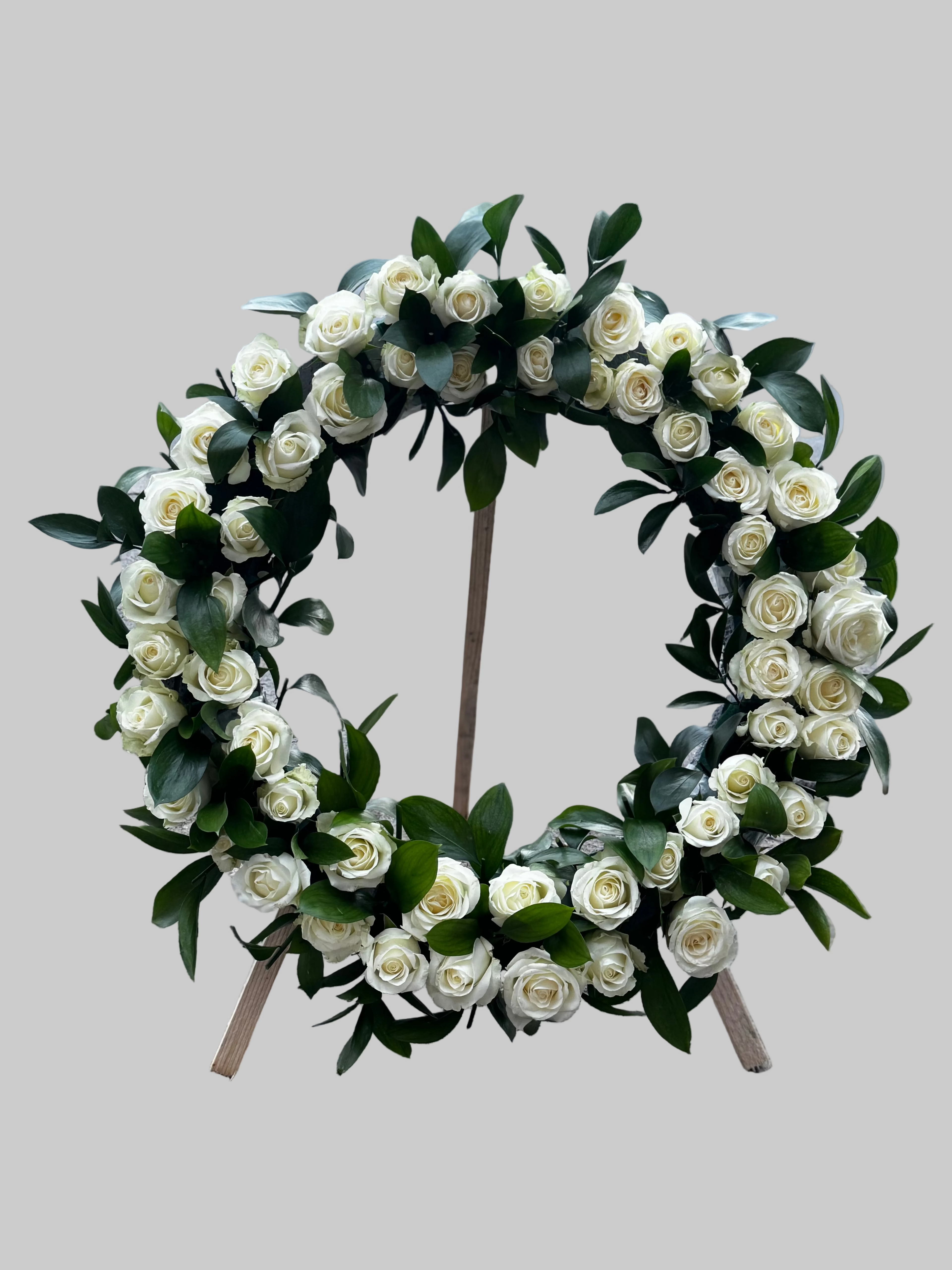 Coroană funerară trandafiri albi