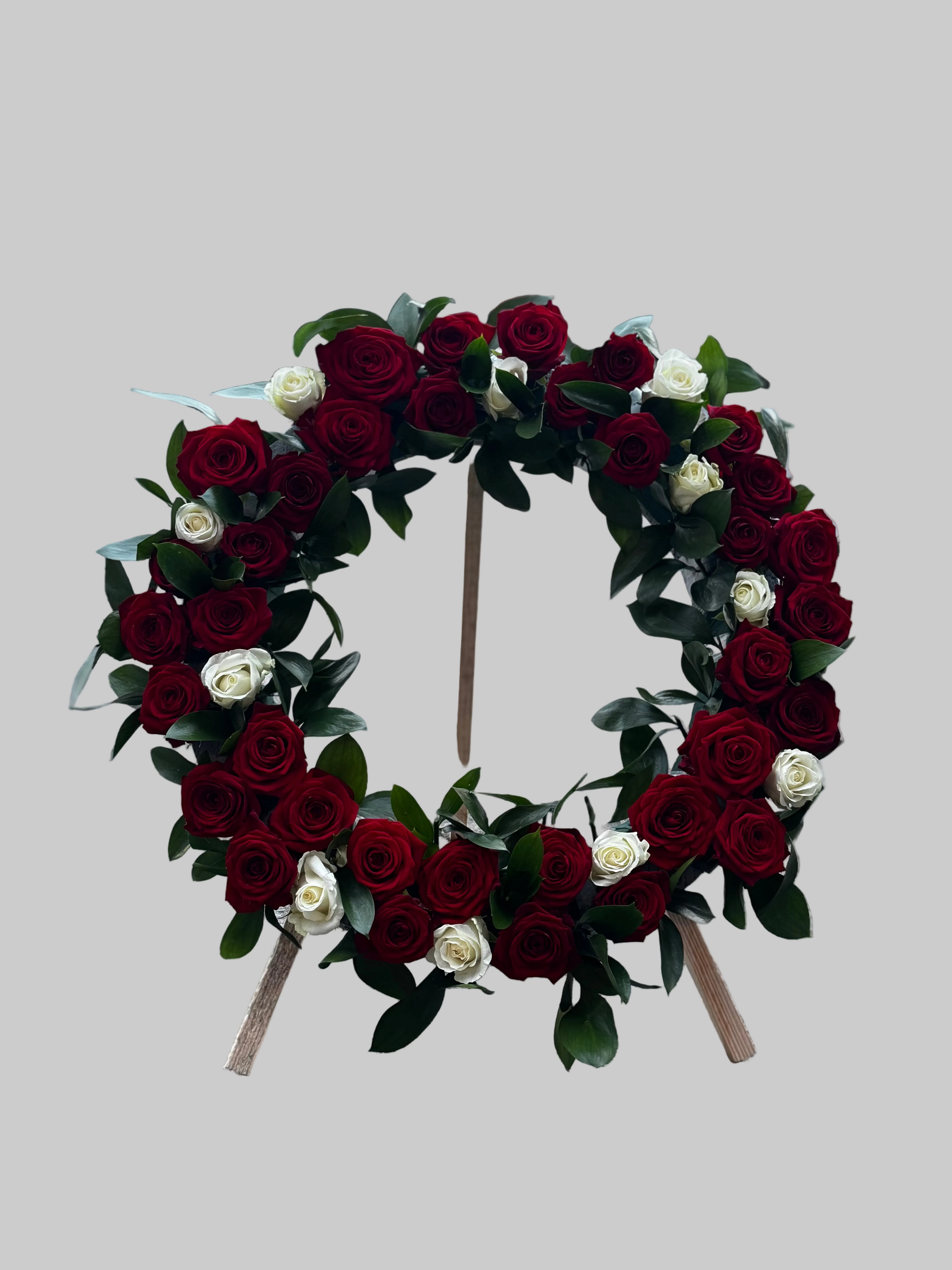 Coroană funerară trandafiri albi și roșii