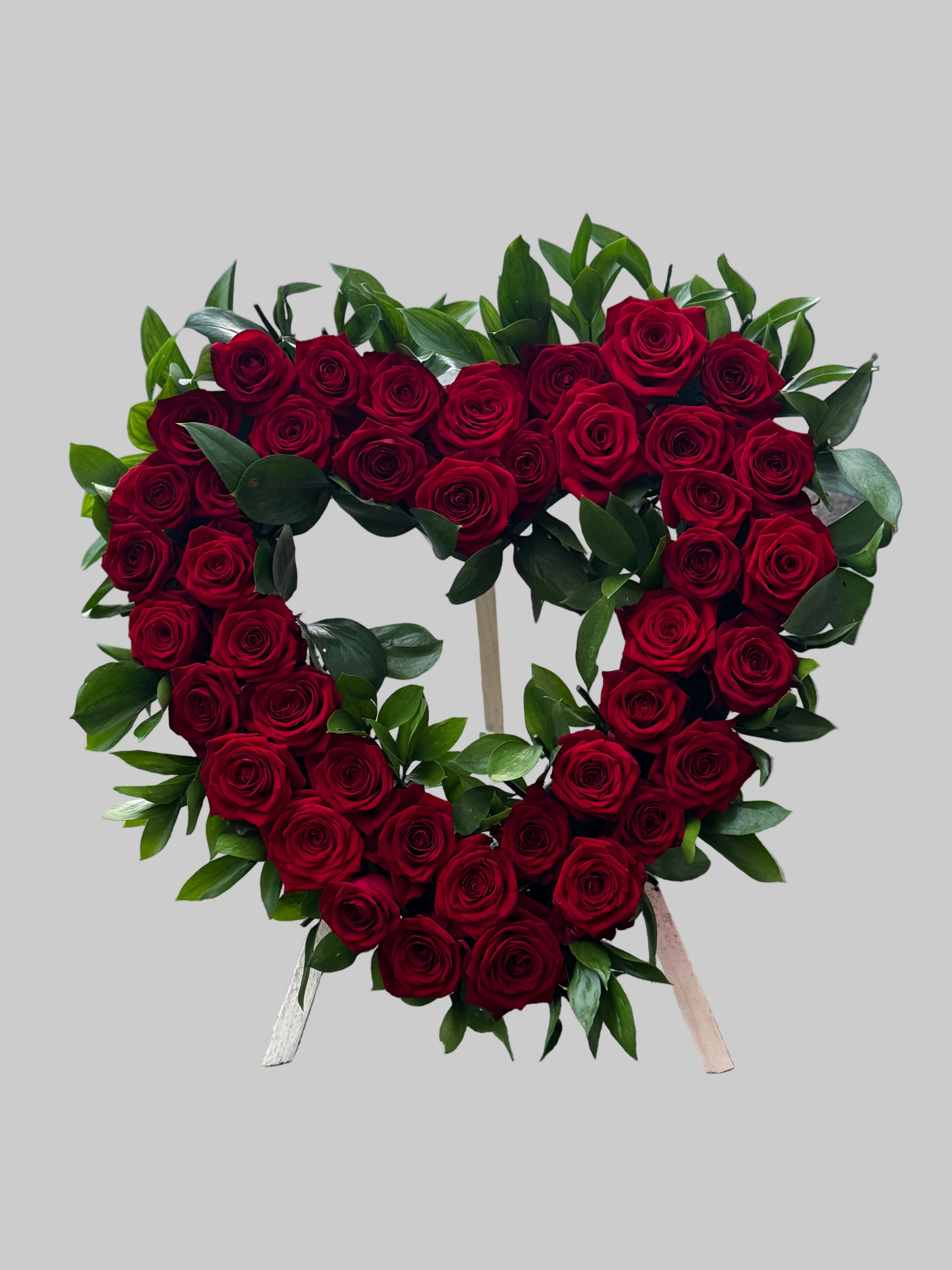 Inimă funerară cu trandafiri roșii