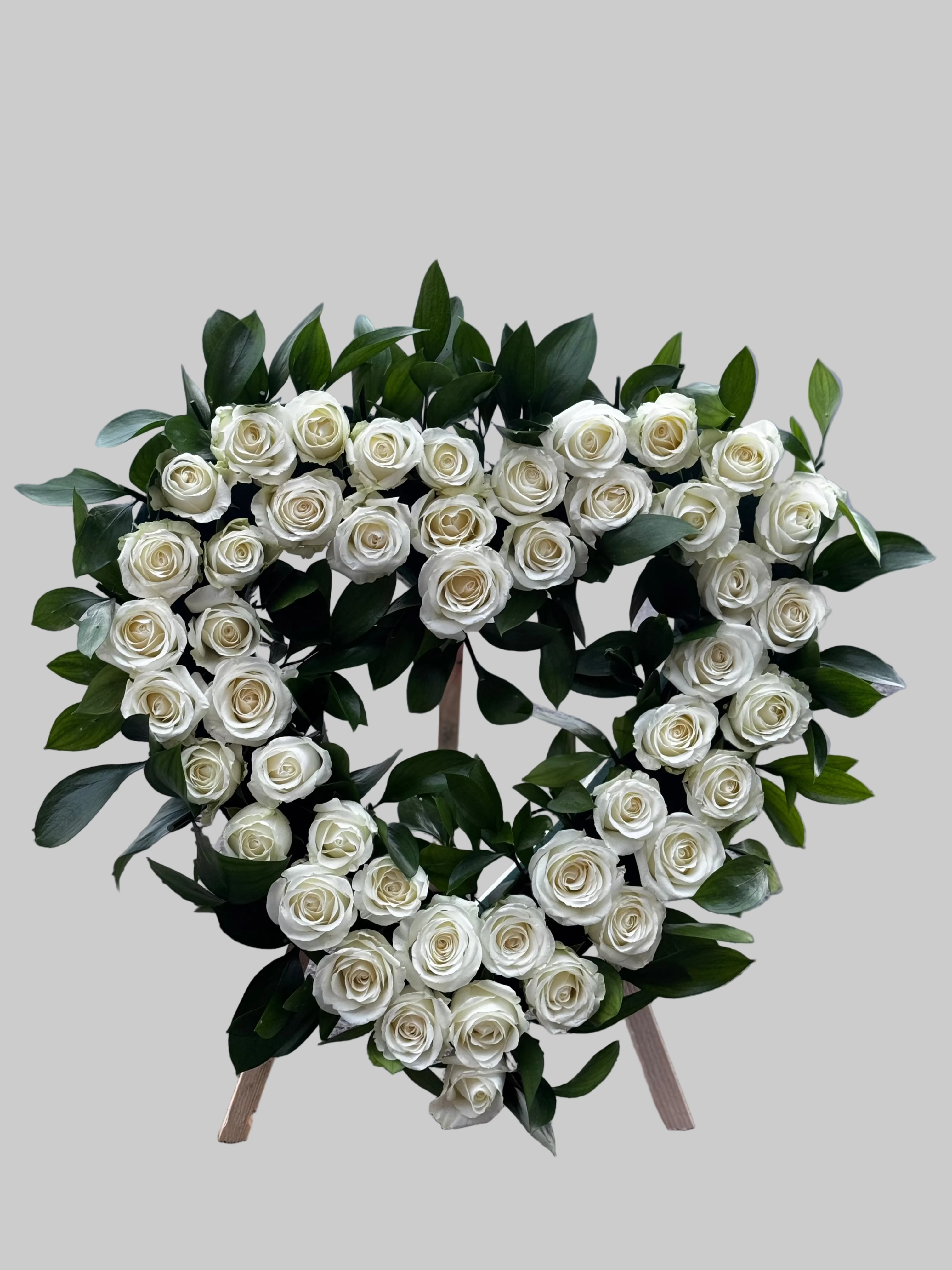 Inimă funerară cu trandafiri albi